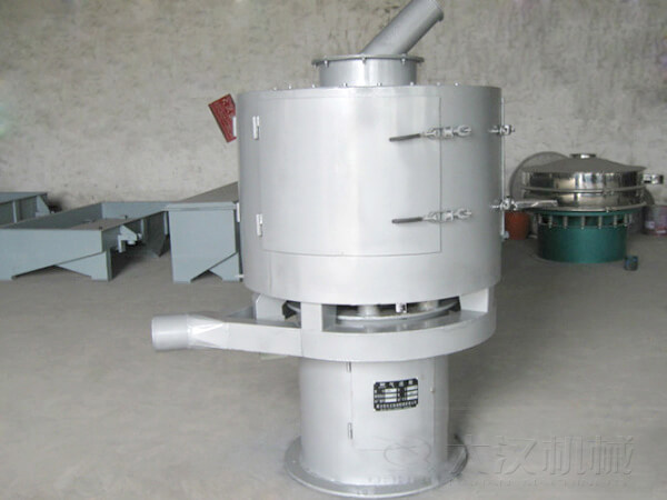 氣流篩與其它普通振動(dòng)篩不同的是其采用的是立式篩網(wǎng),篩分主要?jiǎng)恿碜燥L(fēng)機(jī)的吹動(dòng)帶動(dòng)物料撲向篩網(wǎng),從而完成篩分目的。